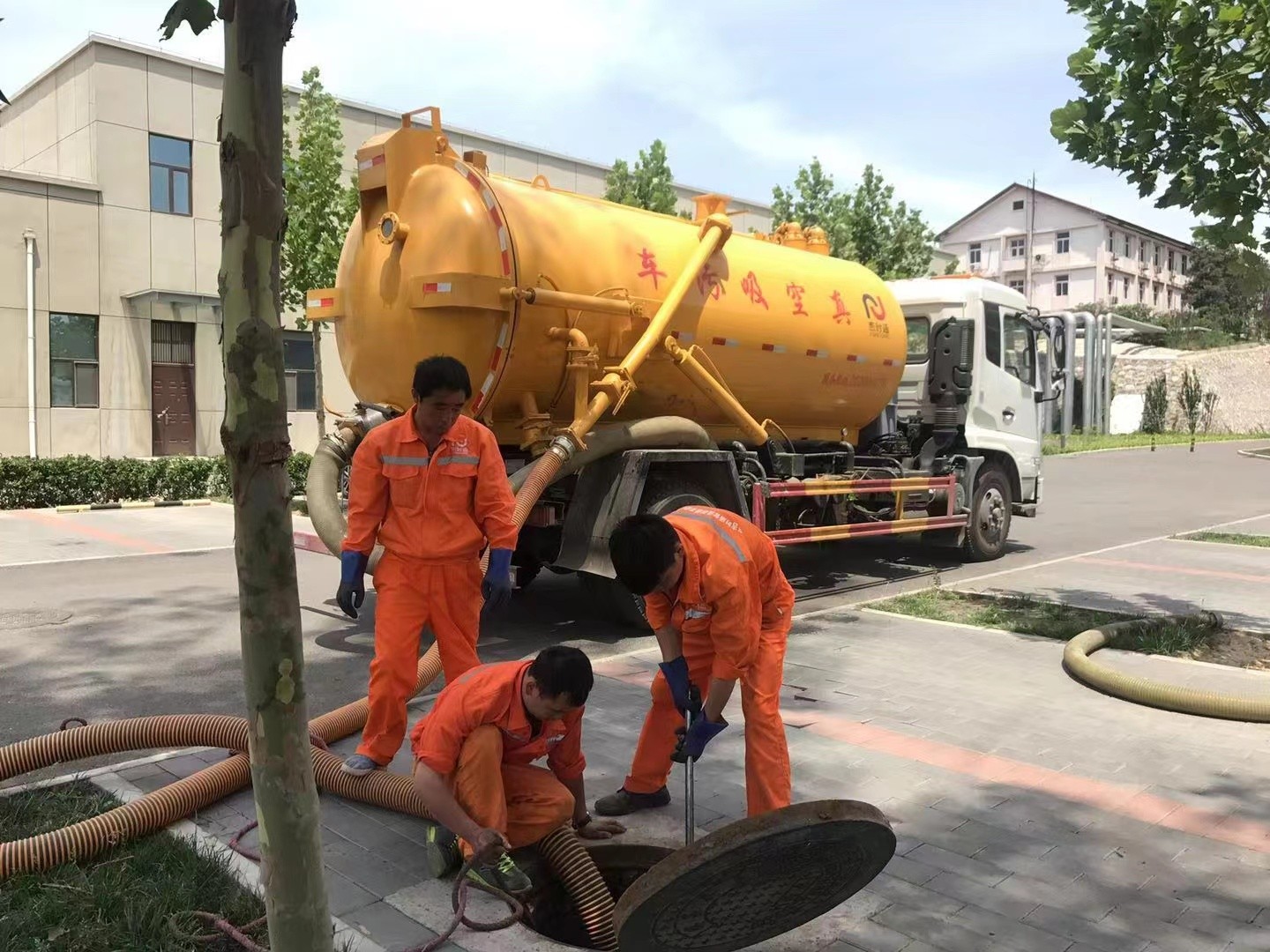 青白江管道疏通车停在窨井附近