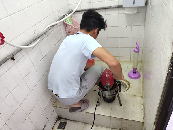 青白江管道堵塞冒臭气 专业师傅现场解决问题